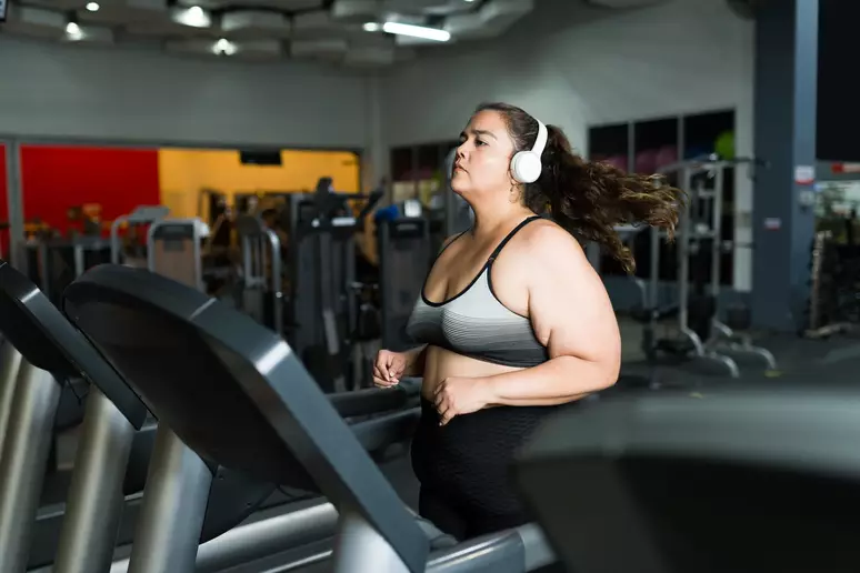 Quando pensamos em treinamento físico em Brasília, a primeira coisa que vem à mente é a transformação do corpo: aumento de força, redução de gordura ou ganho muscular. A avaliação física é, sem dúvida, uma das ferramentas mais valiosas para monitorar essas mudanças e ajustar o plano de treino de acordo com os objetivos.