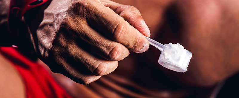 As dores no joelho são um problema comum, especialmente com o passar dos anos, e podem ser causadas por uma série de fatores, como o desgaste da cartilagem, conhecido como condromalacia patelar. Essa condição ocorre quando a cartilagem que reveste a patela (osso do joelho) começa a amolecer e se desgastar, resultando em dor e desconforto, principalmente ao subir escadas, agachar ou praticar atividades físicas de impacto. Mas a boa notícia é que a musculação, combinada com a suplementação de creatina, pode ser uma aliada poderosa no manejo dessa condição.