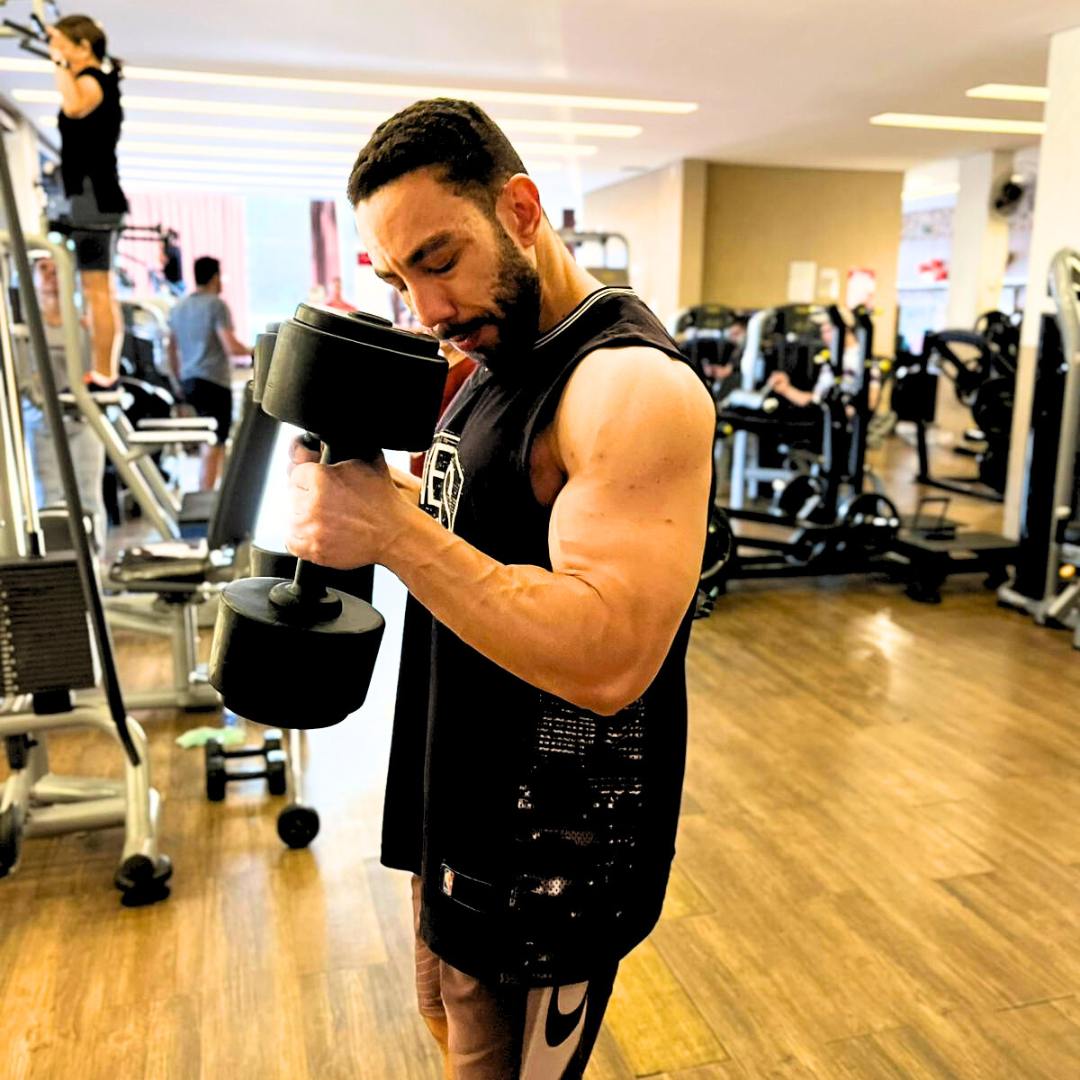 Transforme seu corpo com técnicas avançadas e métodos personalizados para cada fase do treinamento com o Personal Trainer em Brasilia Igor Kenol.