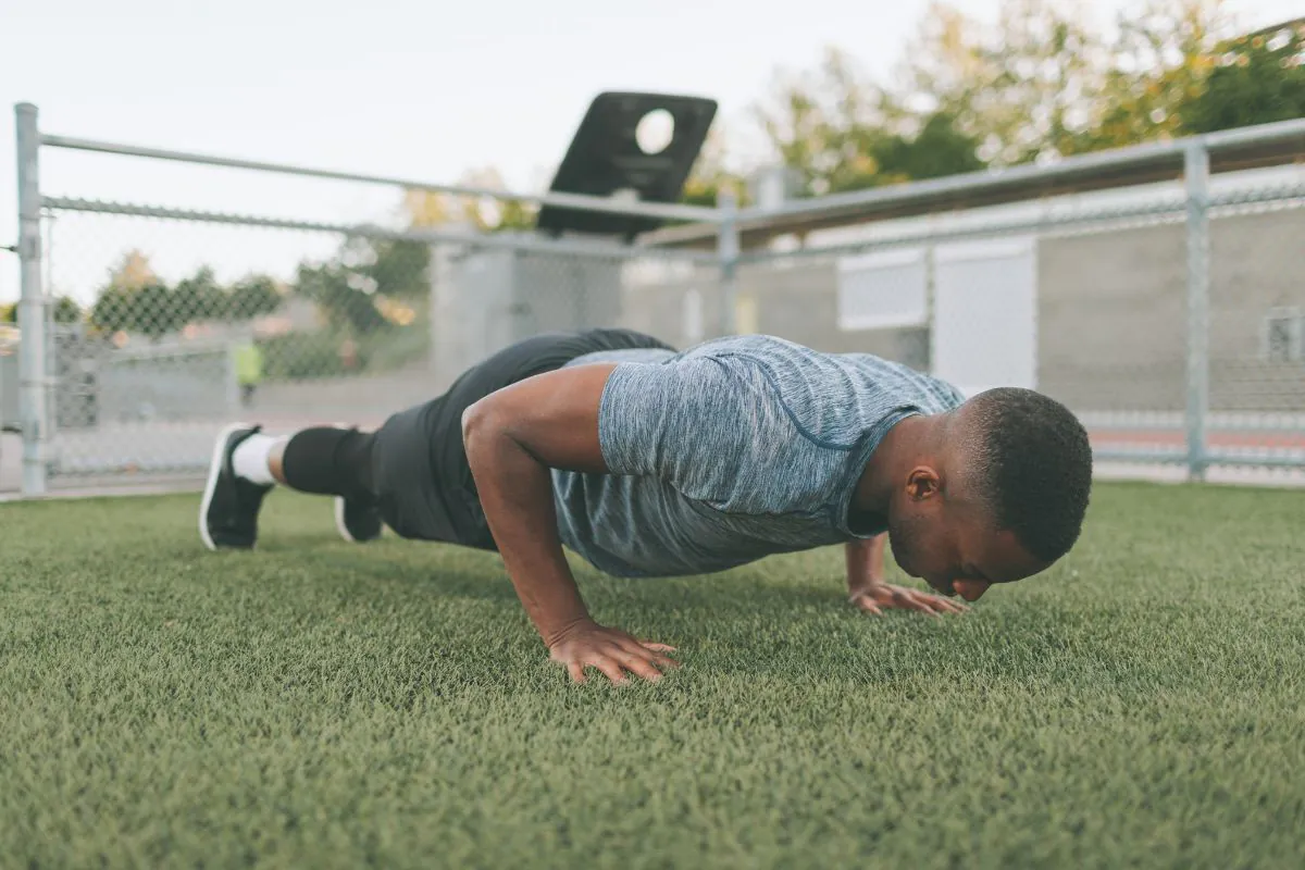 Concurso MPU 2025: Domine o TAF e Conquiste sua Vaga como Técnico de Segurança Institucional com o Personal Trainer Igor Kenol! O Ministério Público da União (MPU) confirmou a abertura do concurso para 2025, com vagas para técnicos e analistas. Essa é a sua chance de ingressar em uma carreira estável e gratificante. Para o cargo de Técnico de Segurança Institucional, a preparação física é crucial, e o Teste de Aptidão Física (TAF) é um obstáculo que muitos candidatos não conseguem superar. Com a concorrência acirrada, destacar-se no TAF é essencial para garantir sua vaga. É aqui que entra o Personal Trainer Igor Kenol, especialista em preparação para o TAF do MPU.