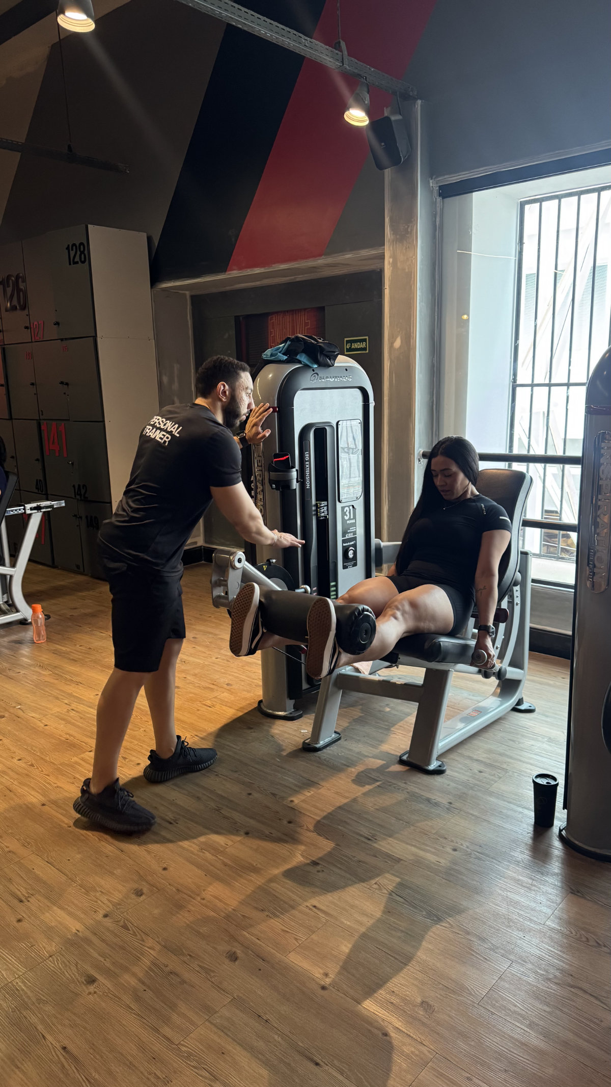 Musculação para mulheres com Adenomiose e Endometriose em Brasília: como o acompanhamento do Personal Igor Kenol transforma resultados em saúde real A dor crônica não precisa ser seu estado natural. Para muitas mulheres que convivem com Adenomiose ou Endometriose, cada dia pode parecer uma disputa constante com desconfortos, limitações e um corpo que parece não cooperar. Mas existe um ponto de virada que a Ciência vem reforçando: a musculação bem orientada melhora — e muito — qualidade de vida, energia, mobilidade e até sintomas inflamatórios. É exatamente aqui que entra o trabalho do Personal Trainer Igor Kenol, especialista em treinamento funcional e musculação para mulheres, com atendimento presencial em Brasília e Taguatinga, além de consultoria online em todo o Brasil.