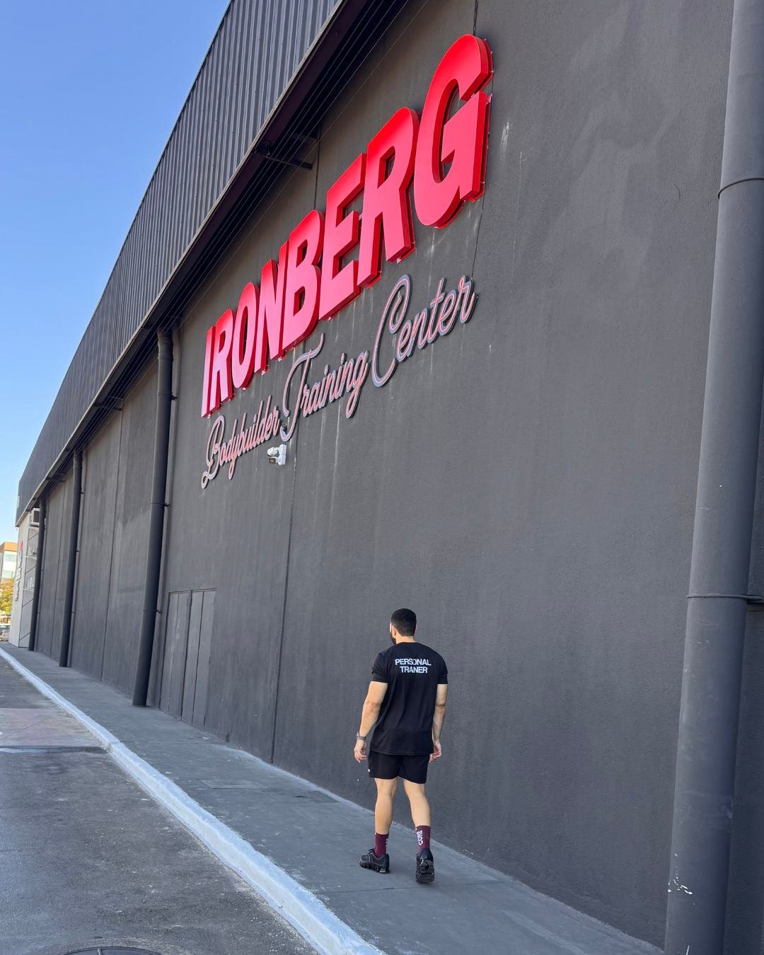 Ironberg Brasília: A Maior Academia do Mundo em Taguatinga e Águas Claras. Chegou a hora de Brasília entender o que significa, de fato, subir o nível de verdade no mundo fitness. Se você acha que já viu grandes estruturas de treino no Distrito Federal, prepare-se para redefinir absolutamente todos os seus padrões. Agora é oficial: a Ironberg chegou em Brasília. E como a própria marca faz questão de cravar, eles não vieram para participar… vieram para dominar. Ocupando o colossal espaço da antiga Leroy Merlin, essa não é apenas mais uma inauguração. É o estabelecimento de um novo império. Mas a grande pergunta que fica para quem leva o treino a sério é: como extrair o máximo dessa megaestrutura? A resposta é simples e direta: unindo a maior academia do mundo com o planejamento estratégico do Personal Trainer Igor Kenol.